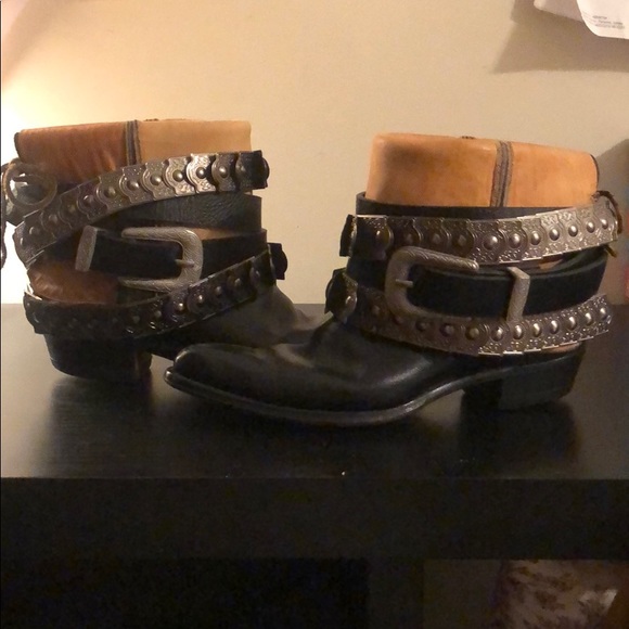 Bohemian cowboy boots for an edgy, stylish look - Picture 4 of 5